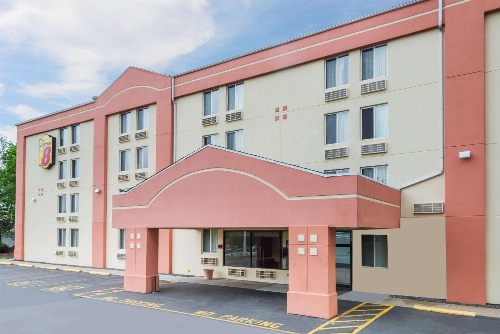 Super 8 by Wyndham Danbury image 1