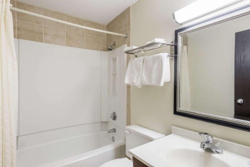 Super 8 by Wyndham Danbury image 12