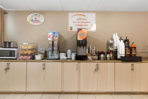 Super 8 by Wyndham Danbury image 32