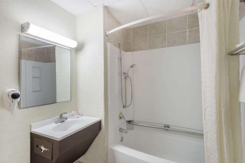 Super 8 by Wyndham Danbury image 7