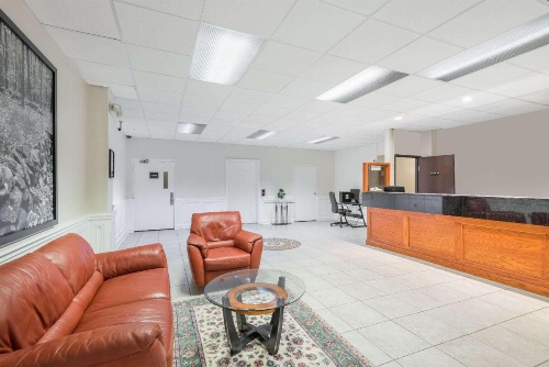 Super 8 by Wyndham Danbury image 8